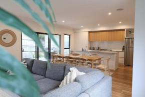 Madeley Family Getaway- Sleeping 8, central, aircon, close to shops, beach, parks, spacious, Ocean Grove